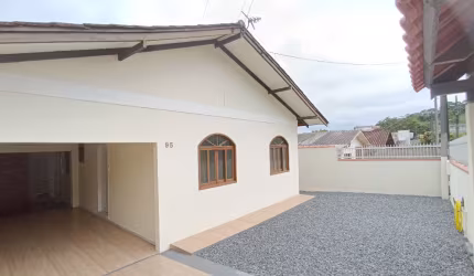 Linda casa averbada  à  venda no Costa e Silva em Joinville, com 2 quartos, 92 m2  por 490 mil.