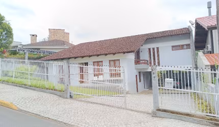 Casa à venda do bairro Saguaçú em Joinville, no condomínio Parc de France por R$1.850.000,00
