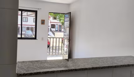 Studio em Cascatinha, Petrópolis, recém pintado com armários de cozinha.