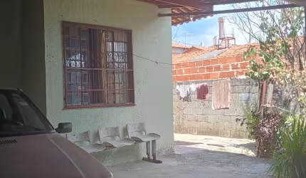 Casa 2 quartos, quintal,  1 vaga mais  barracão 2 cômodos nos fundos .