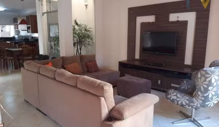 EXCELENTE CASA NO JD. IPANEMA, 3 QUARTOS (1 SUÍTE) 2 SALAS, COZINHA, LAVANDERIA, AREA GOURMET,CHURRASQUEIRA, QUINTAL, 2 VAGAS GARAGEM, VISTA P/SERRA.