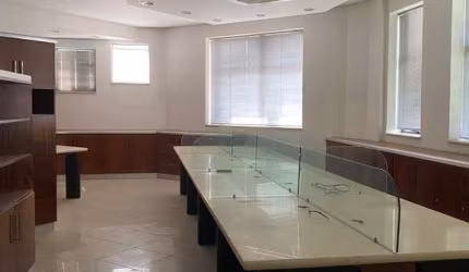 2 SALAS COMERCIAIS Á VENDA NO EDIFÍCIO PARK AVENUE CENTER NA AV. JUNDIAÍ, 60M², MÓVEIS PLANEJADOS , PERSIANAS , AR-CONDICIONADO E 2 VAGAS DE GARAGEM.