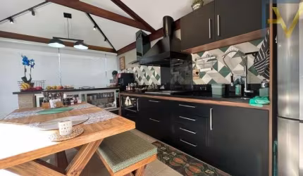 Sobrado com 157 m²de área construída em um terreno de 200m², c/ 4 quartos sendo 1 suíte com closet, área gourmet c/ churrasqueira, 3 vagas de garagem.