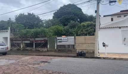 EXCELENTE TERRENO PLANO,DE 350M² COM ÁRVORES FRUTÍFERAS, TOPOGRAFIA MARAVILHOSA NO JARDIM SAMAMBAIAS, BAIRRO TRADICIONAL DE JUNDIAÍ.