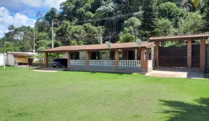 Chácara à venda em Jarinu-SP, bairro Maracanã: 1 quarto, 2 salas, 2 banheiros, 2 vagas. Casa com piscina e área gourmet em terreno de 3000m².