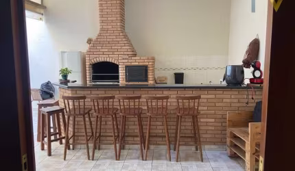 Imperdível oportunidade! Sobrado Recém-Reformado com Espaço Gourmet e Lareira - 4 Quartos - Jardim da Fonte, Jundiaí/SP.