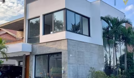Sobrado de 420m² de construção e 560m² de terreno, c/ 3 suítes, lareira, pé direito duplo, piscina, home office, 6 vagas garagem no Reserva da Serra