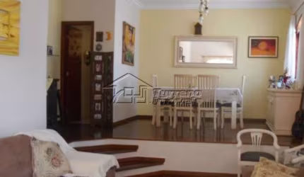 Casa térrea com 4 dormitórios, piscina e 4 vagas