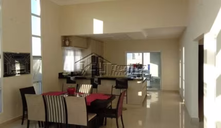 Ótima casa em condomínio fechado com lindo jardim de entrada
