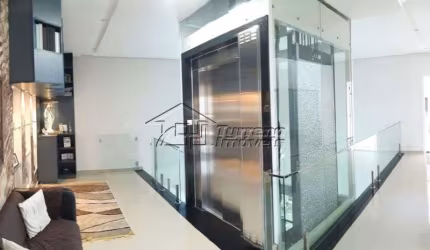 Casa com elevador em condomínio fechado