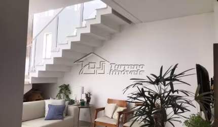 Linda casa com pé direito duplo em condomínio fechado no Urbanova