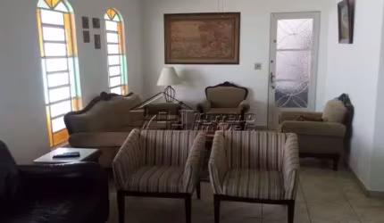 Casa térrea com 4 dormitórios, sendo 1 suíte na Zona Sul de São José dos Campos