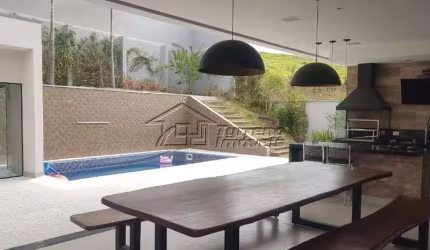 Casa com 3 pavimentos em condomínio na zona leste - SJCampos