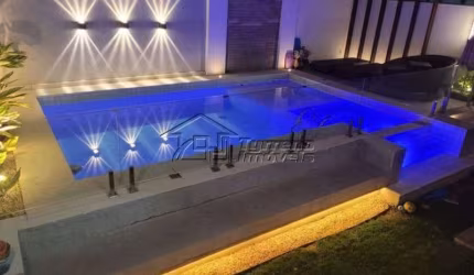 Linda casa com piscina no Urbanova