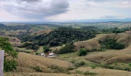 Sítio em Caçapava com cachoeira