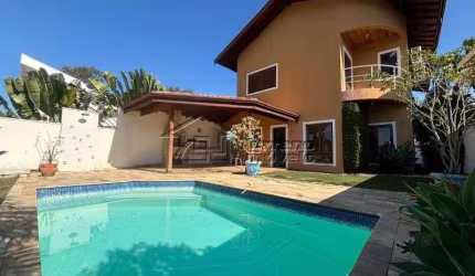 Linda casa com piscina à venda no Urbanova