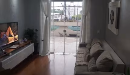Casa de  160m² com 3 dormitórios  e vaga