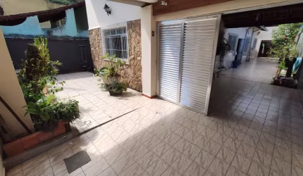 Casa Térrea Isolada de 116m2 com 02 dormitórios sendo 01 suíte à 800m da praia