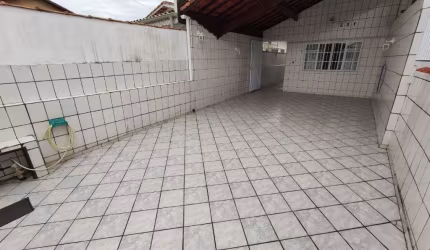 Casa Térrea Geminada de 110m2 mobiliada e decorada 03 dormitórios sendo 01 suíte à 400m da praia