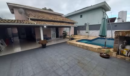 Sobrado em alto padrão mobiliado e decorado de 160m2 com 04 suítes à 300m da praia no Balneário Flórida/P.G
