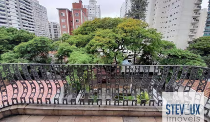 Apartamento com ótima planta em rua arborizada de Moema Pássaros