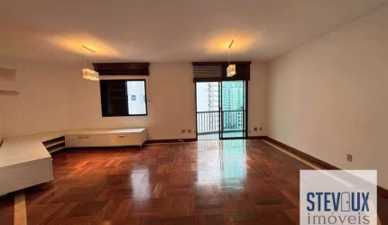 Apartamento reformado em Moema Pássaros com 2 suítes, varanda e 2 vagas