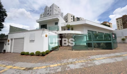 Sobrado comercial com fino acabamento