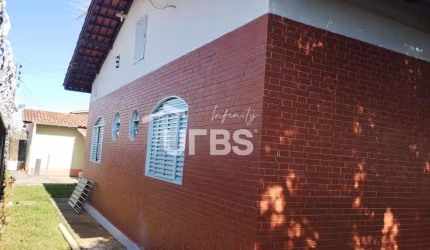 Excelente Casa, Ampla, Arejada com uma excelente Varanda, área Gourmet separada para momentos em família e reunir os amigos para aquele churrasco nos finais de semana. , quintal com bastante verde gra