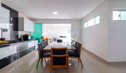 Casa Térrea Parque das Laranjeiras toda reformada.