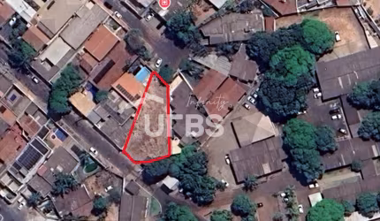 Lote residencial/comercial com área total de 571,60 metros², sendo 8,55 metros de frente e contando ainda com duas entradas, uma pela Rua 89-B e a outra pelo fundo.