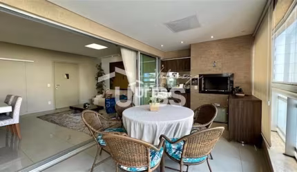 Apartamento com 4 suítes, sendo 1 master com banheira, 2 americanas e 1 plena. 163 m².