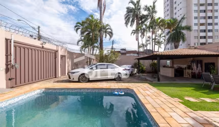 Vendo - Casa Térrea de rua em Avenida no Jardim América, com piscina