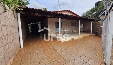 CASA TÉRREA  COM 3 QUARTOS  ( VIELA )