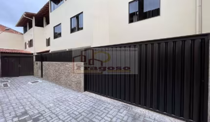 Casa  em Condomínio à Venda em Cabo Frio-RJ, Jardim Caiçara: 3 Quartos, 1 Suíte, 4 Banheiros, 2 Vagas de Garagem