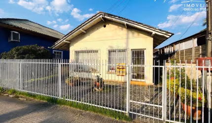 Casa com 3 quartos, Bucarein, Joinville - R$ 850 mil, Cod: 136