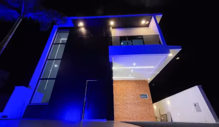 Triplex  sobrado com 04 suítes no condomínio taua arangua Londrina, área de lazer ampla, garagem para 04 carros , piscina, sauna e muito muito conforto
