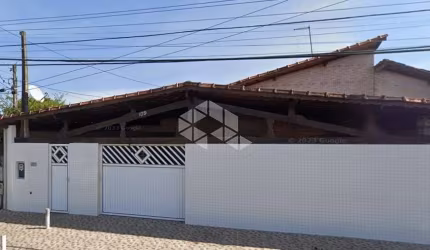 CASA 02 DORMITÓRIOS (01 SUÍTE) 02 W.C, 03 VAGAS, 144 M².  QUIETUDE, PRAIA GRANDE SP.
