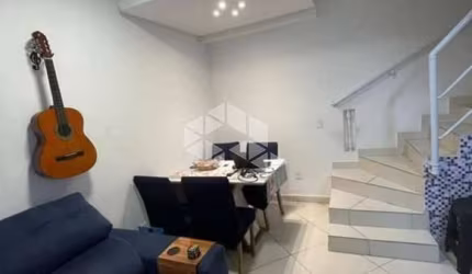 VENDO TRIPLEX 01 DORMITÓRIO COM ESPAÇO GOURMET EM CONDOMÍNIO FECHADO, ZN 02 DA OCIAN, PRAIA GRANDE SP.