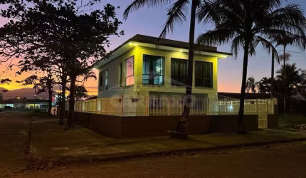 Sobrado de esquina Próxima ao Mar e com Piscina