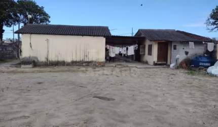Terreno de 600m², próx. ao Mar e contando com Casa com Edícula