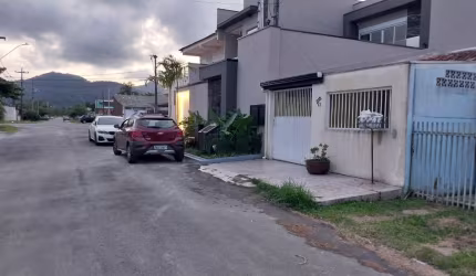Casa em Alvenaria no Bom Retiro, próxima ao Mar!
