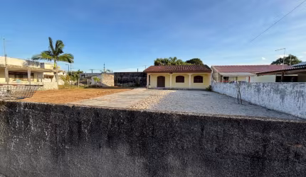 Casa com Terreno Amplo próximo ao Mar