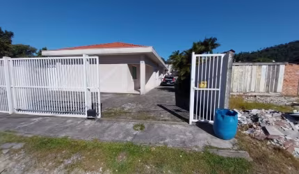 Ampla Casa em Excelente Localização, para Aluguel