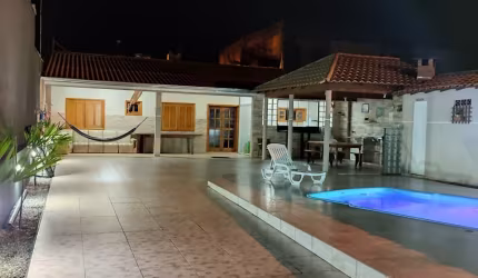 Ampla Casa com Piscina