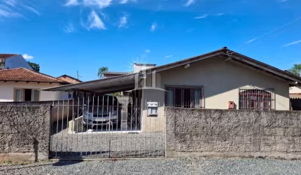 Casa para Locação em Balneário Piçarras, Centro, 3 dormitórios, 2 banheiros, 3 vagas