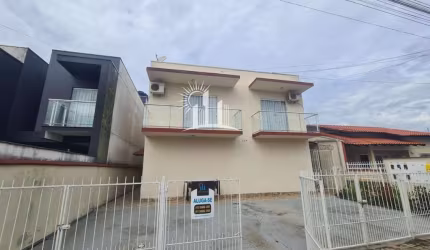 Sobrado Geminado para Locação em Balneário Piçarras, Itacolomi, 2 dormitórios, 2 banheiros, 1 vaga