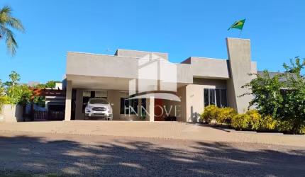 Casa à Venda no Condomínio Costa Azul – frente ao rio