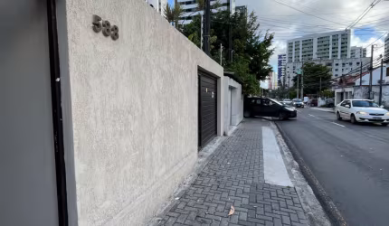 Casa comercial localizada na Avenida Santos Dumont.