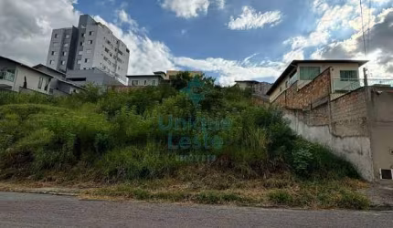 Belo lote com 420 metros em rua tranquila do Boa Vista