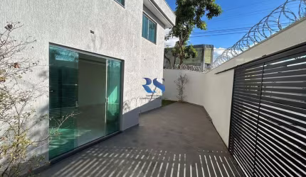 Compre casa geminada de três quartos no Bairro Candelária em Belo Horizonte